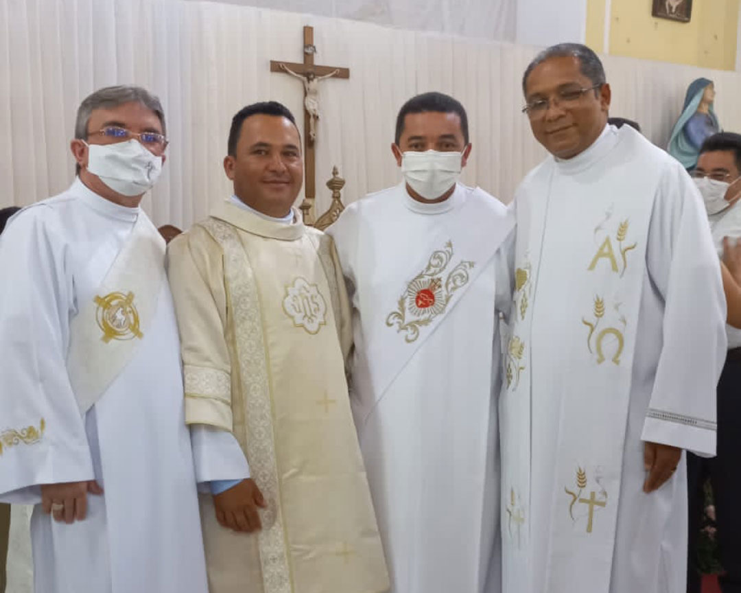 VIDA E DOAÇÃO Arcebispo de Teresina Dom Jacinto Brito ordena 8 novos