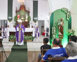 Tradição | Dom Juarez Marques preside 1ª noite dos 100 anos do Novenário de São José, em Inhuma-PI