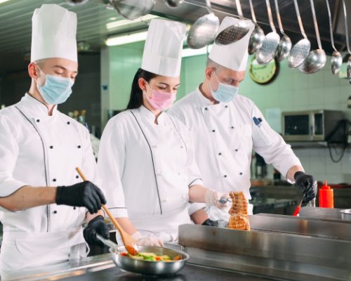os-chefs-em-luvas-e-mascaras-protetoras-preparam-os-alimentos-na-cozinha-de-um-restaurante-ou-hotel_109285-7786